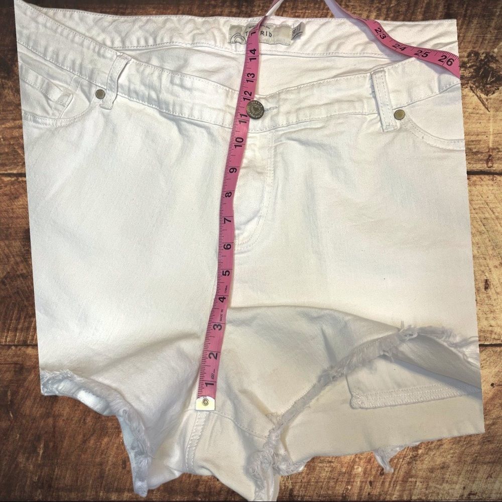 Torrid Inset White Lace Raw Hem Frayed Denim Shorts Size 28 - Picture 5 of 8